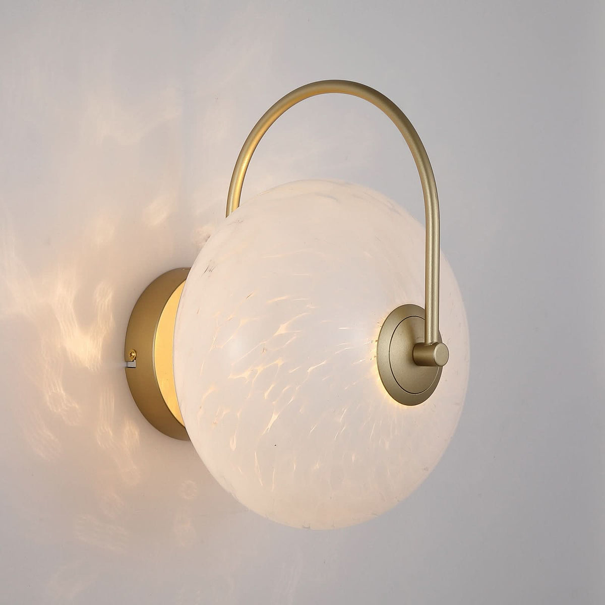 Applique murale LED Confetti en verre, laiton et blanc, hauteur 32 cm