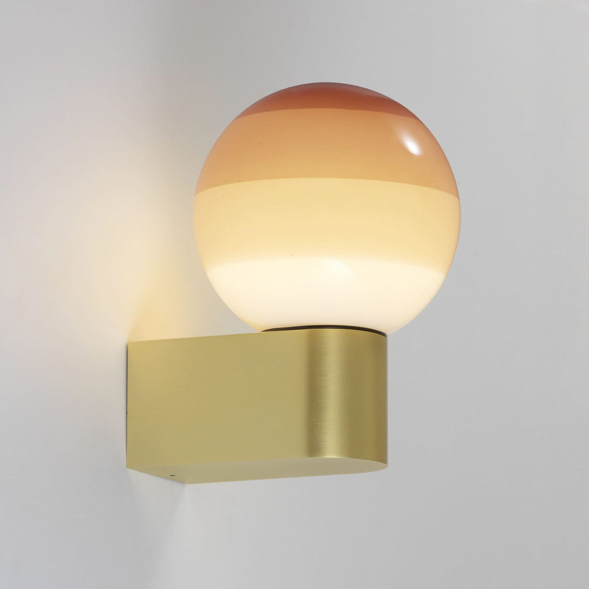 Applique murale LED Dipping Light A1 en verre, crème et laiton, Ø 12,5 cm