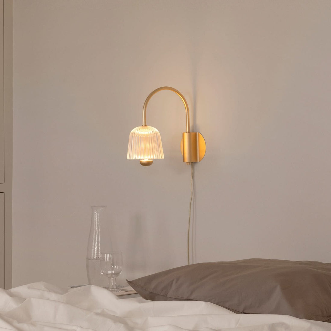 Applique murale LED Asteea en métal, laiton satiné et transparent, hauteur 27 cm