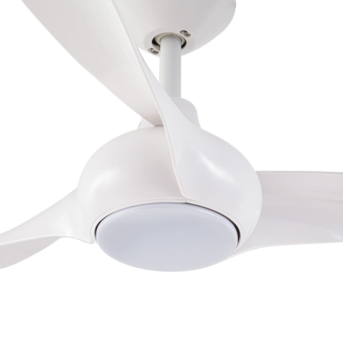 Gros plan sur le moyeu central blanc et le diffuseur de la lumière LED.