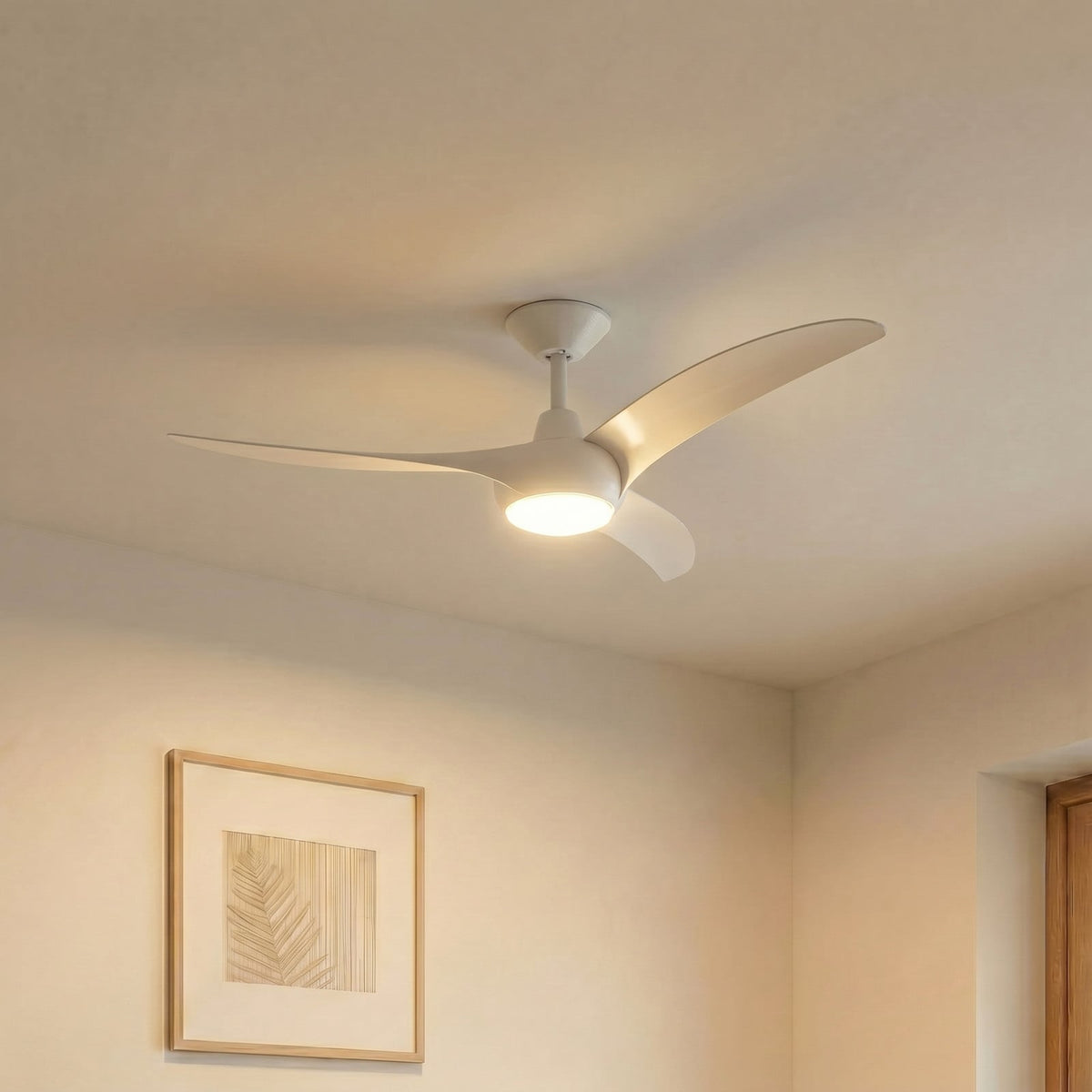 Vue de trois quarts d'un ventilateur de plafond blanc allumé, suspendu dans une pièce meublée.
