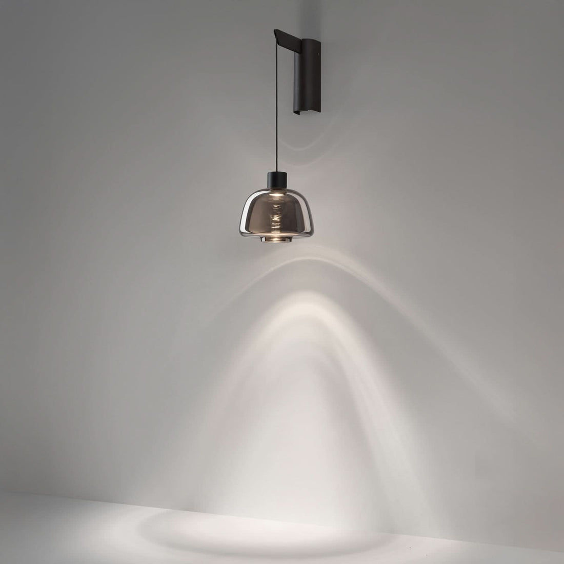 Applique murale LED Drep A/01 en verre, gris fumée teinté et noir, hauteur 39,8 cm