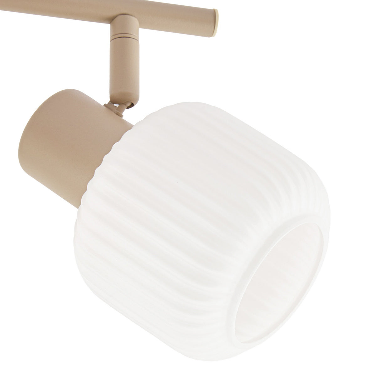 Détail rapproché d’un globe en verre strié et de son support beige orientable.