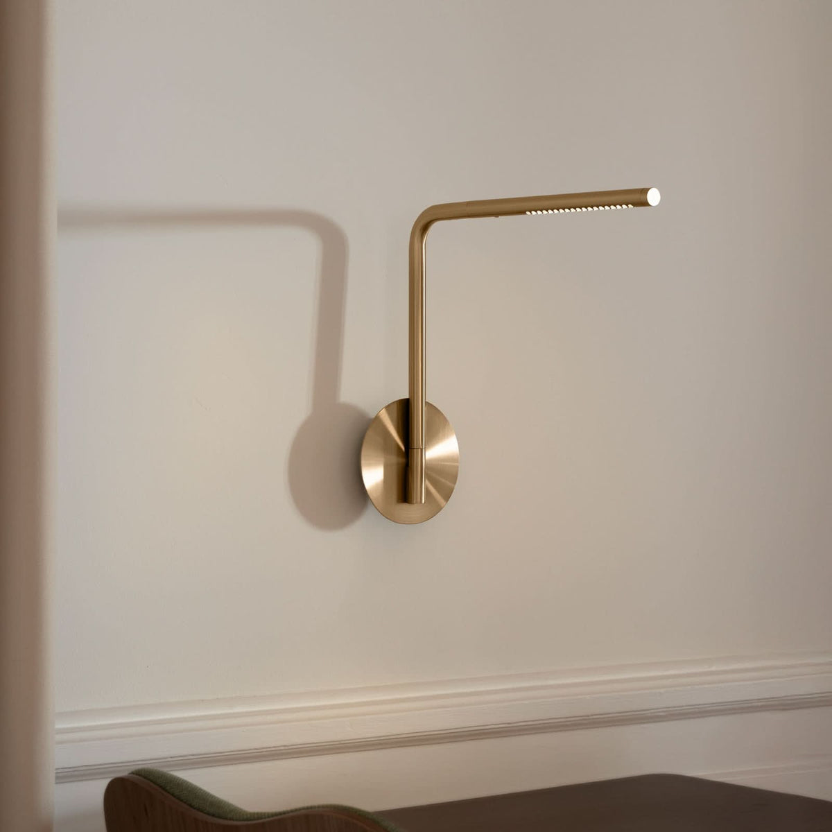 Applique murale LED Omni Pivot en aluminium, laiton, hauteur 34,9 cm