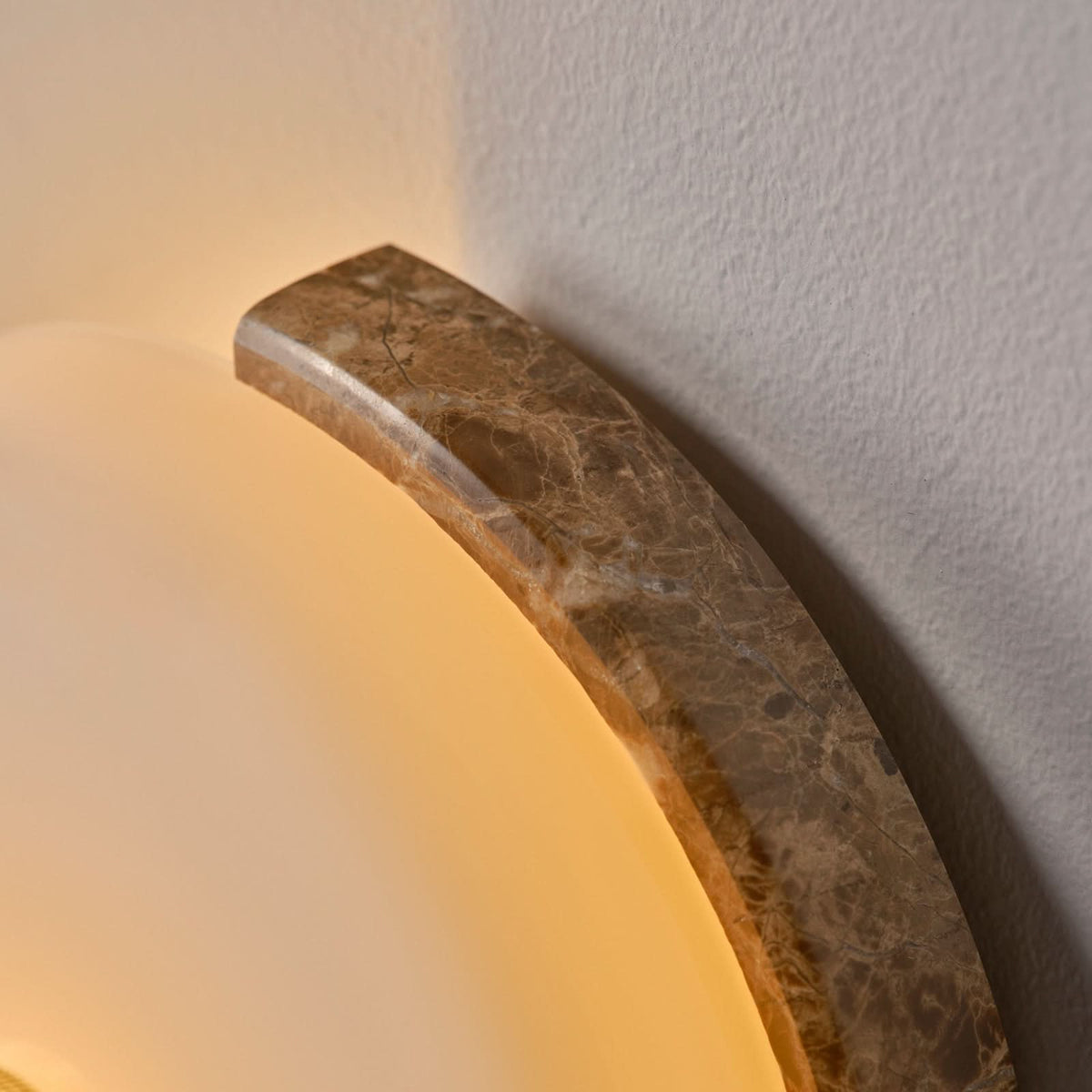 Applique murale LED Trip en verre, marron marbré et blanc brillant, hauteur 19 cm