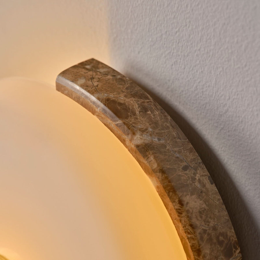 Applique murale LED Trip en verre, marron marbré et blanc brillant, hauteur 19 cm