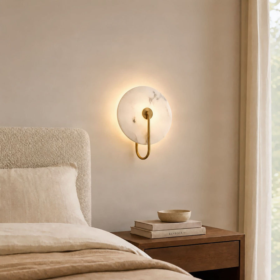 Applique murale LED Ruma en métal, albâtre et laiton, hauteur 31 cm