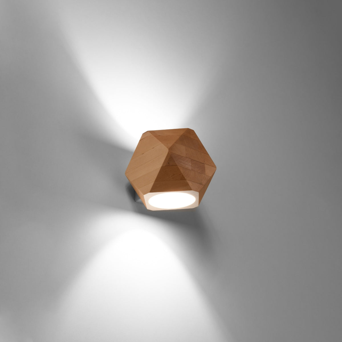 Luminaire allumé sur fond gris, cônes de lumière projetés vers le haut et le bas.