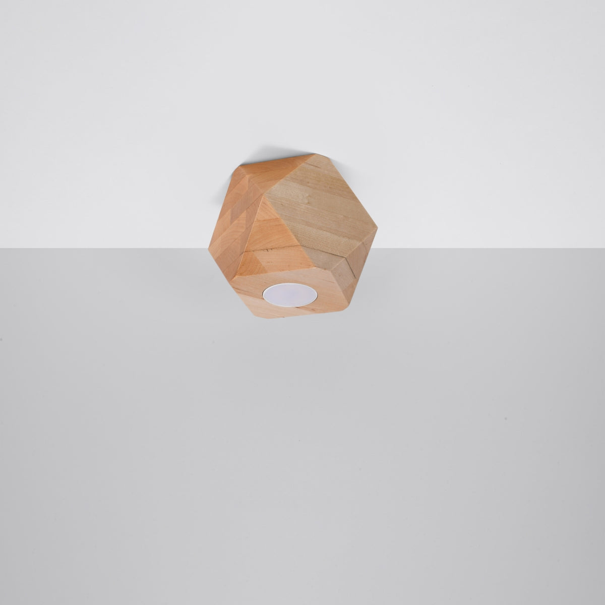 Plafonnier monté au plafond, vu de côté avec ombre portée, bois naturel.