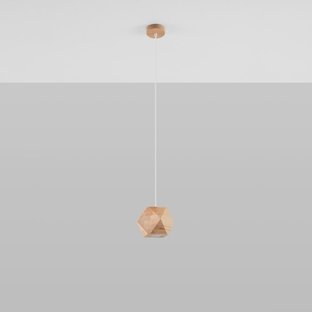 Vue d'ensemble du luminaire suspendu sur fond gris clair, câble blanc tendu