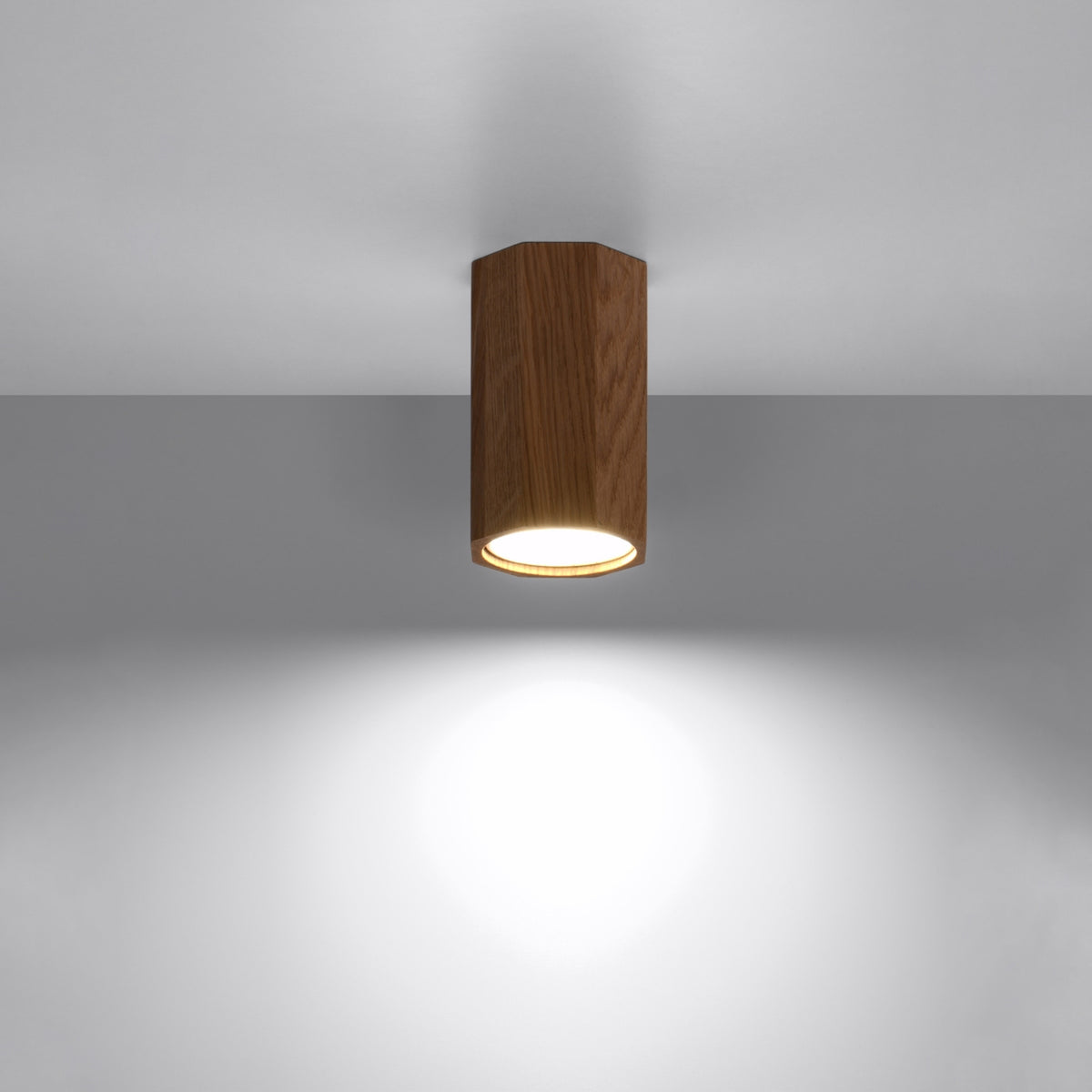 Plafonnier allumé fixé au plafond, diffusant une lumière blanche vers le bas.