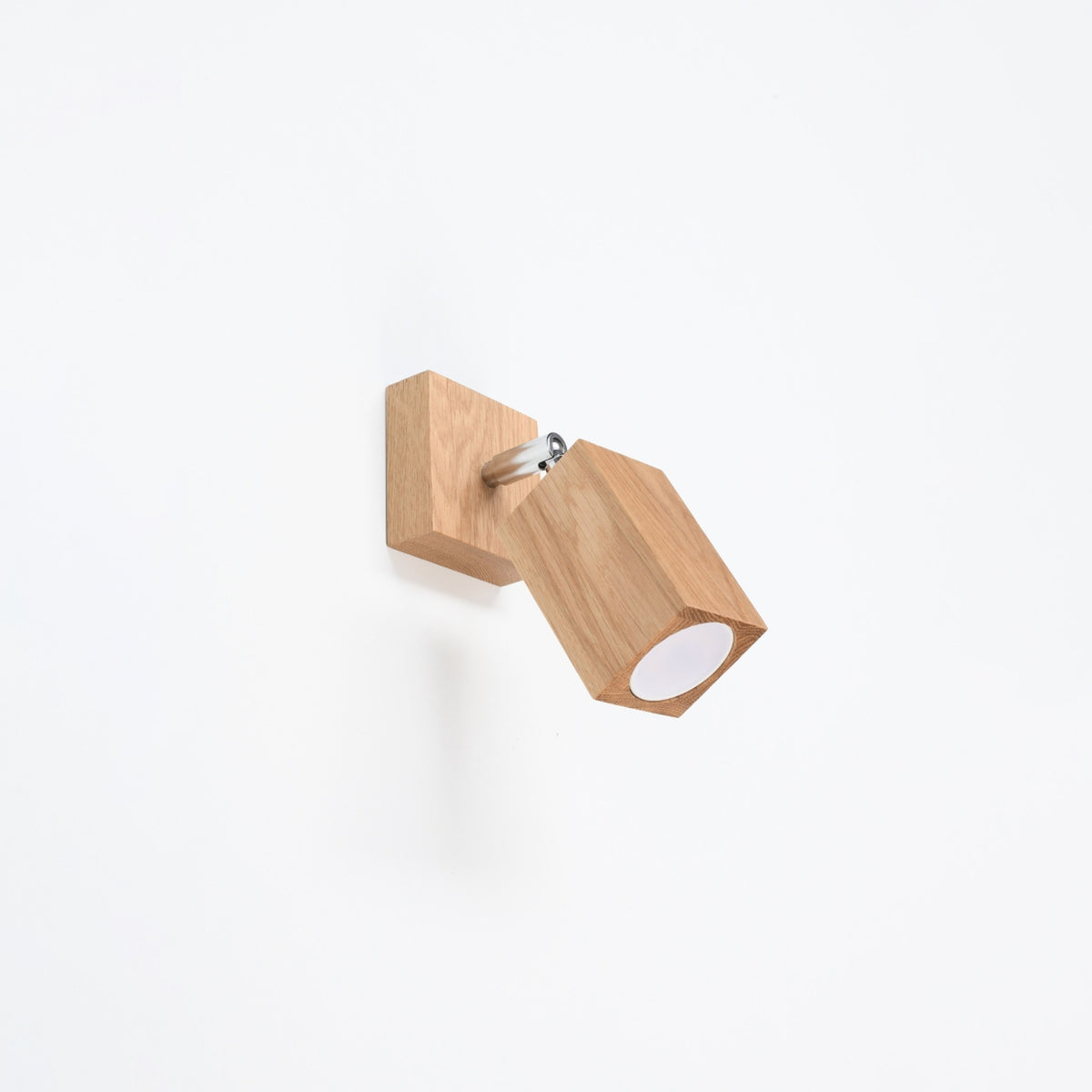 Applique murale en bois fixée sur un mur blanc, orientée vers le bas.