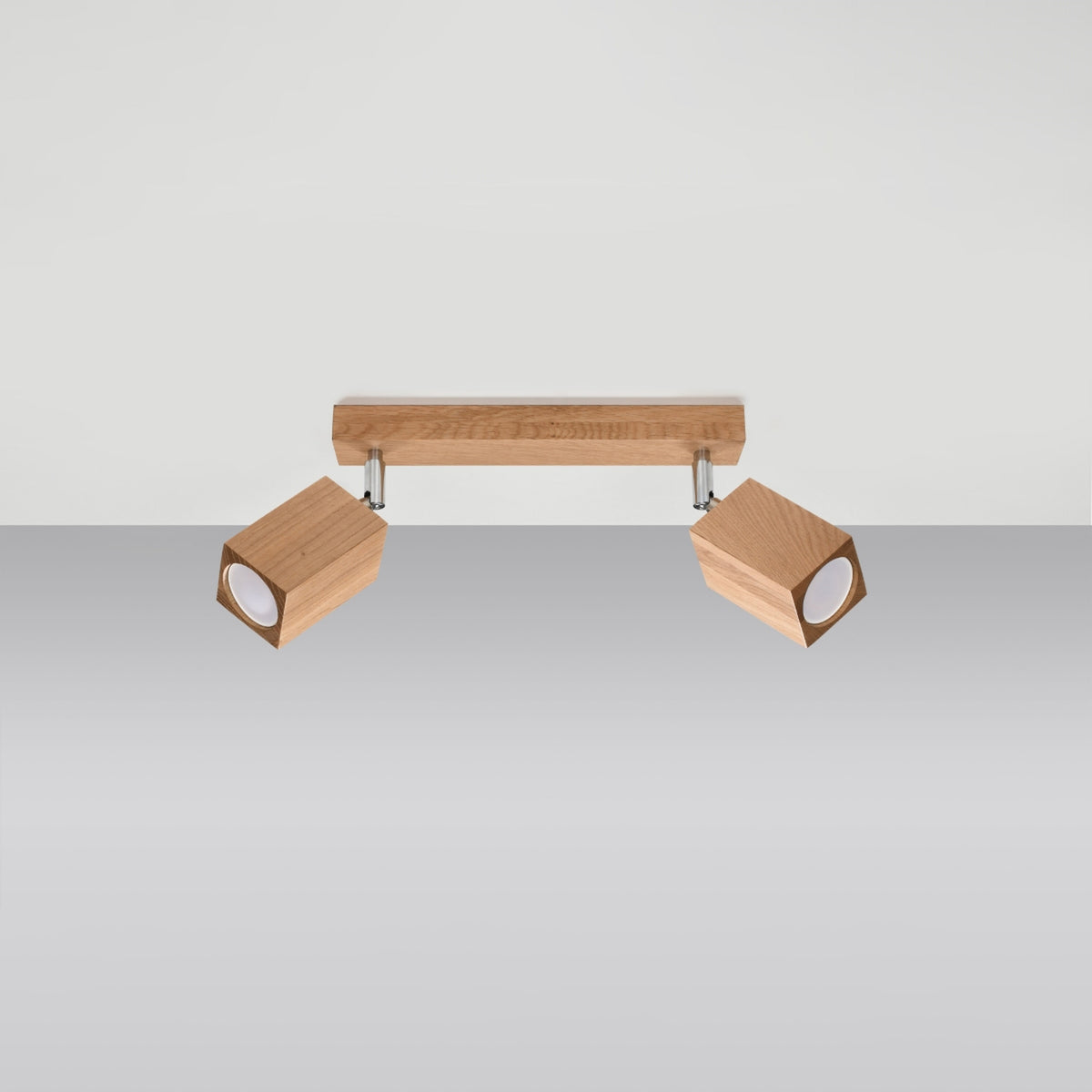 Plafonnier fixé au plafond, deux projecteurs orientables en bois clair