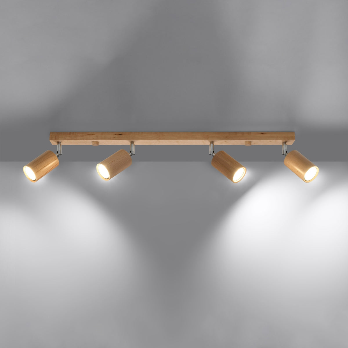 Plafonnier allumé fixé au plafond, diffusant une lumière chaude sur le mur