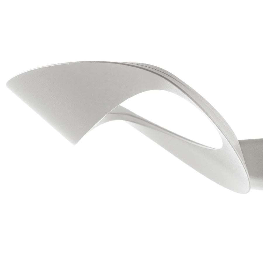 Détail rapproché de la courbe blanche en aluminium, sur fond blanc neutre.