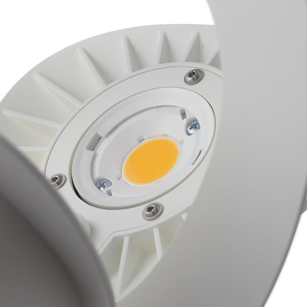 Détail du module LED COB jaune et des ailettes de refroidissement blanches.