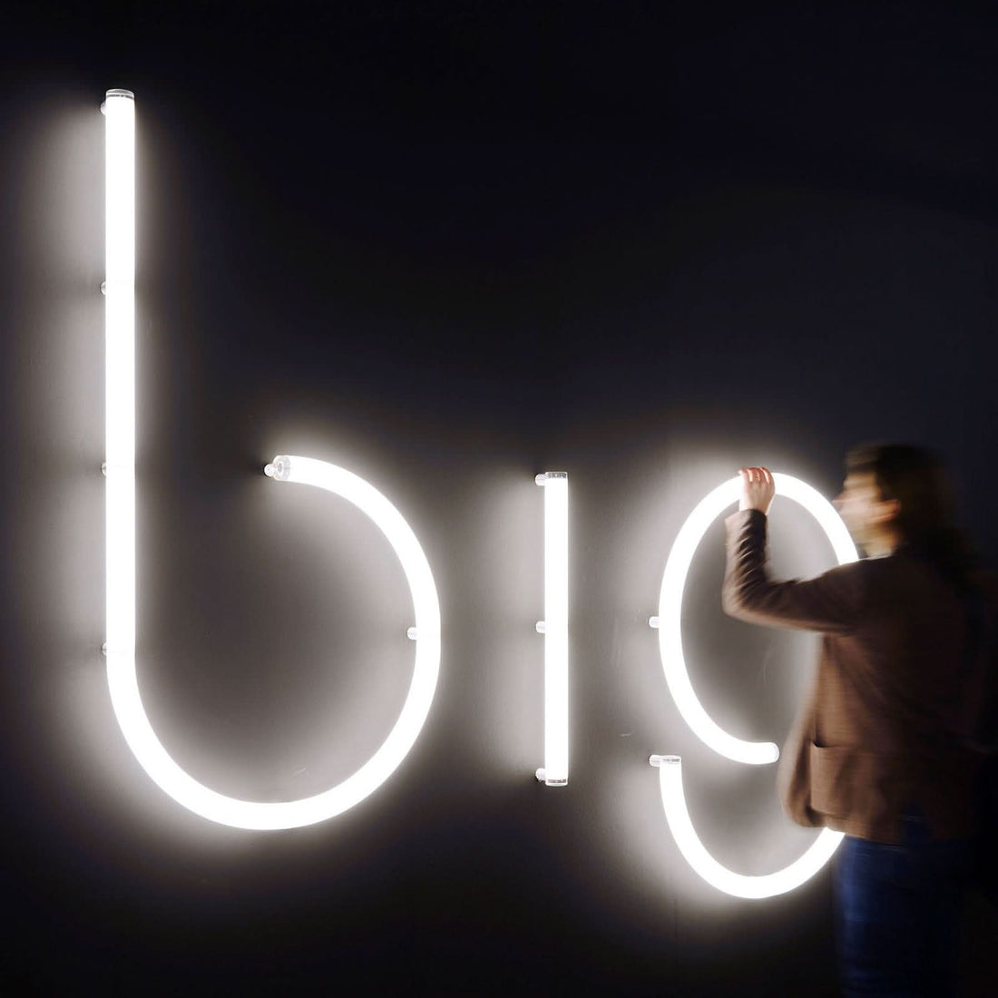 Applique murale LED Alphabet en aluminium, blanc, hauteur 95 cm, 3000 K, 30 W, largeur 65 cm
