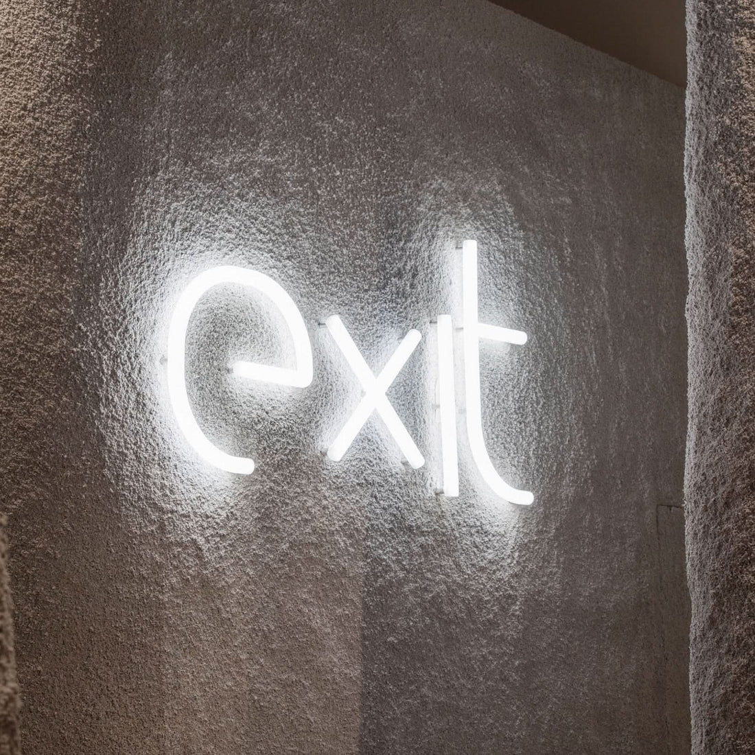 Applique murale LED Alphabet en aluminium, blanc, hauteur 95 cm, 3000 K, 31 W, largeur 65 cm