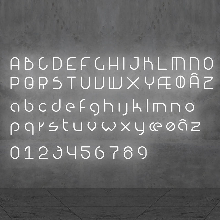 Alphabet complet en LED blanches, majuscules, minuscules et chiffres, sur fond gris