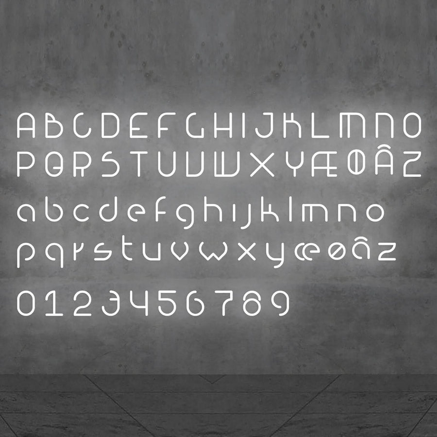 Planche complète de lettres, chiffres et caractères lumineux blancs sur fond gris.