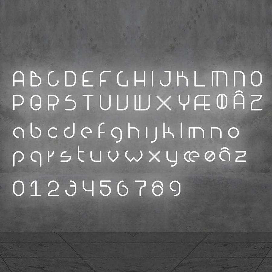 Alphabet complet lumineux en lettres blanches et chiffres, présenté de face sur fond gris.
