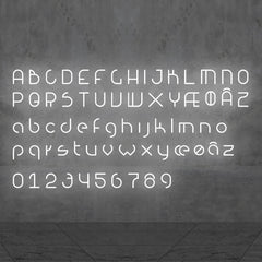 Applique murale LED Alphabet en aluminium, blanc, hauteur 65 cm, 3000 K, 29 W