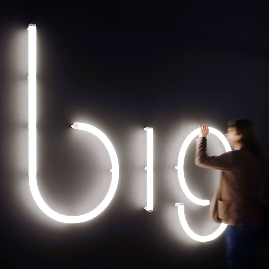 Applique murale LED Alphabet en aluminium, blanc, hauteur 65 cm, 3000 K, 19 W, largeur 65 cm