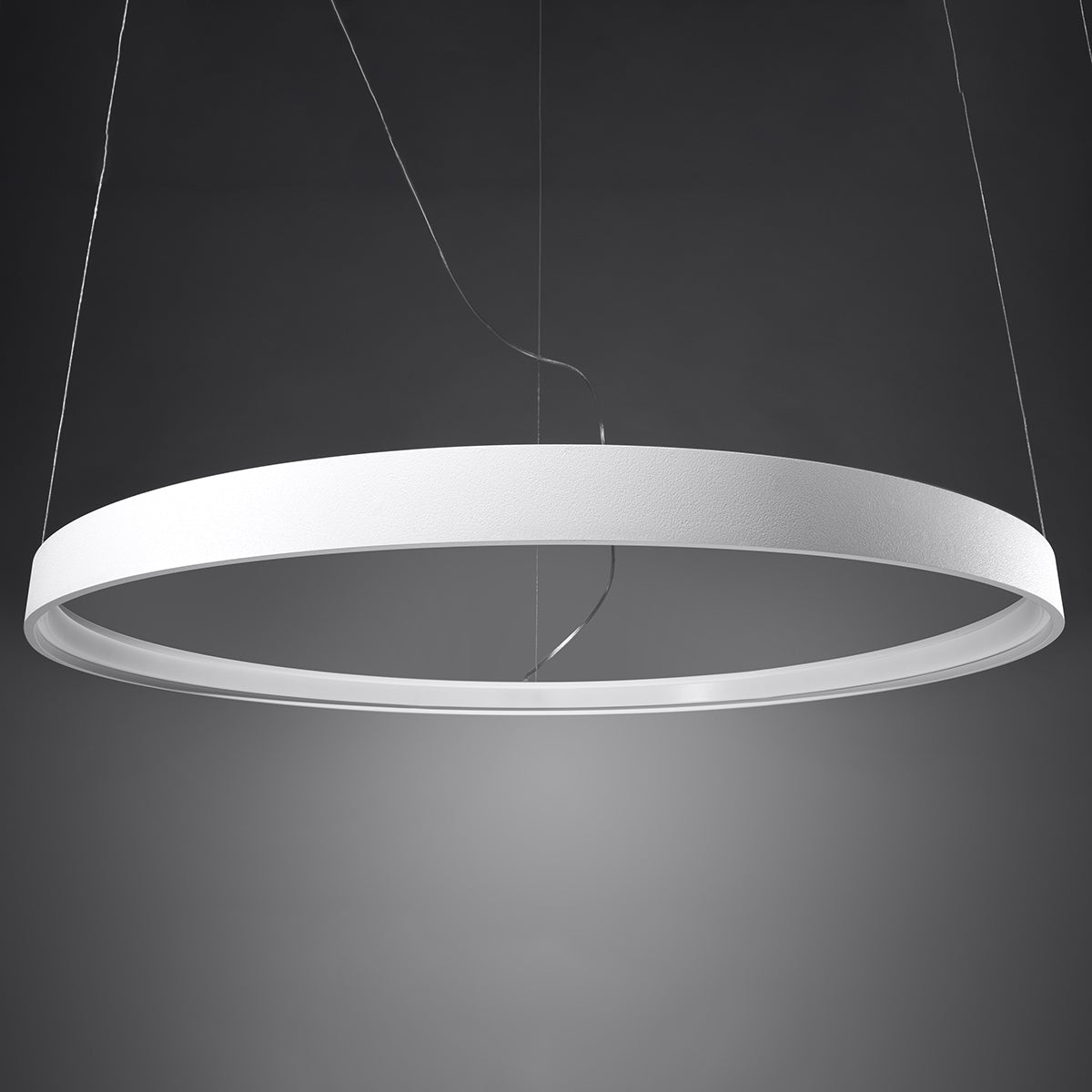 Anneau blanc allumé en ambiance sombre, diffuseur lumineux sur la face inférieure