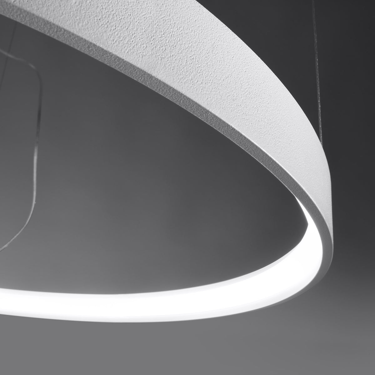 Détail rapproché de la surface texturée et du bandeau lumineux allumé