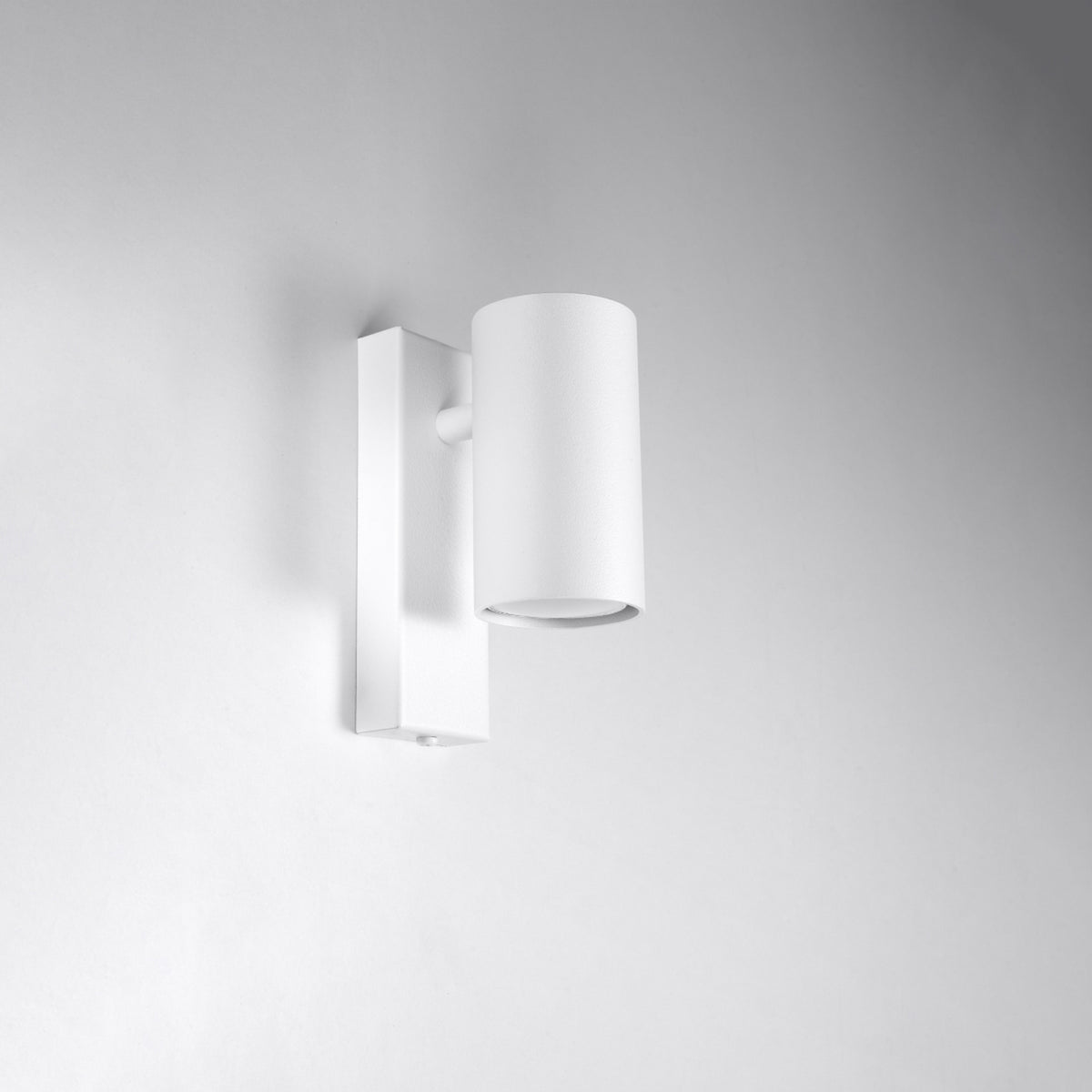 Luminaire mural blanc installé sur un mur clair, orienté vers le bas.