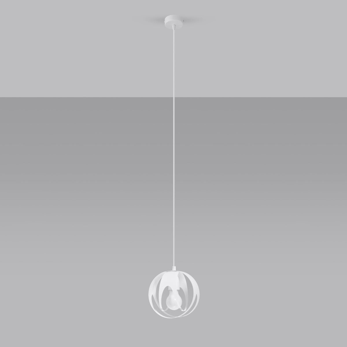 Vue du luminaire suspendu sur fond gris uniforme, câble fin et diffuseur ajouré