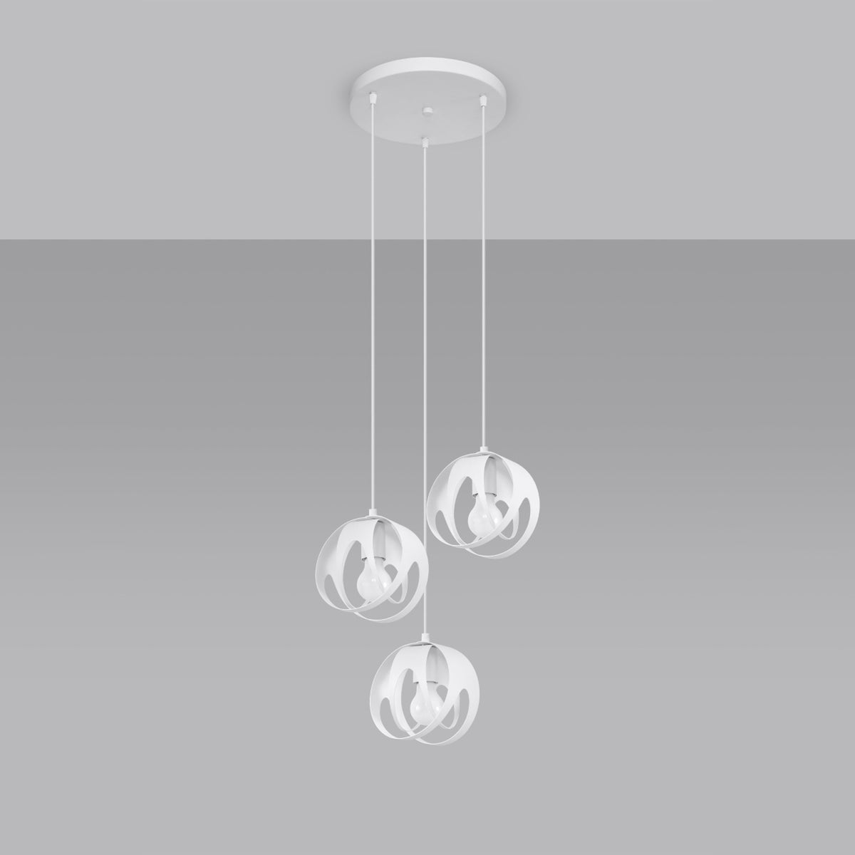 Vue de face du luminaire blanc sur fond gris dégradé, trois suspensions