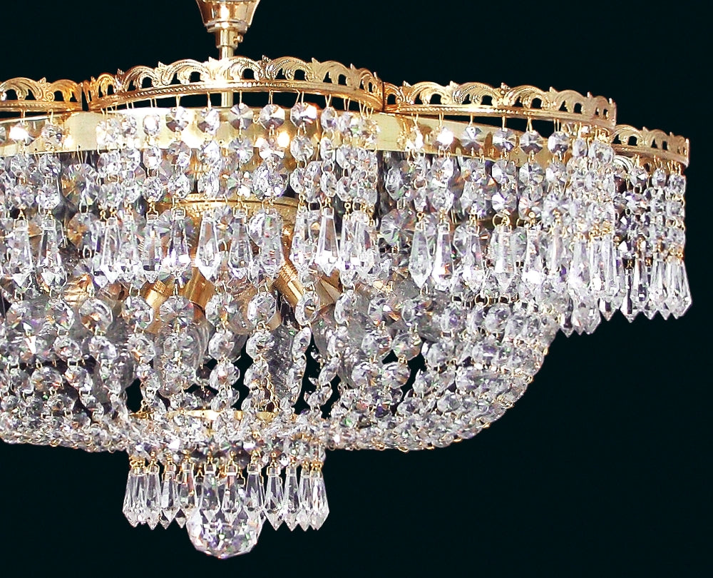 Détail de la couronne dorée festonnée avec ses guirlandes de cristal taillé