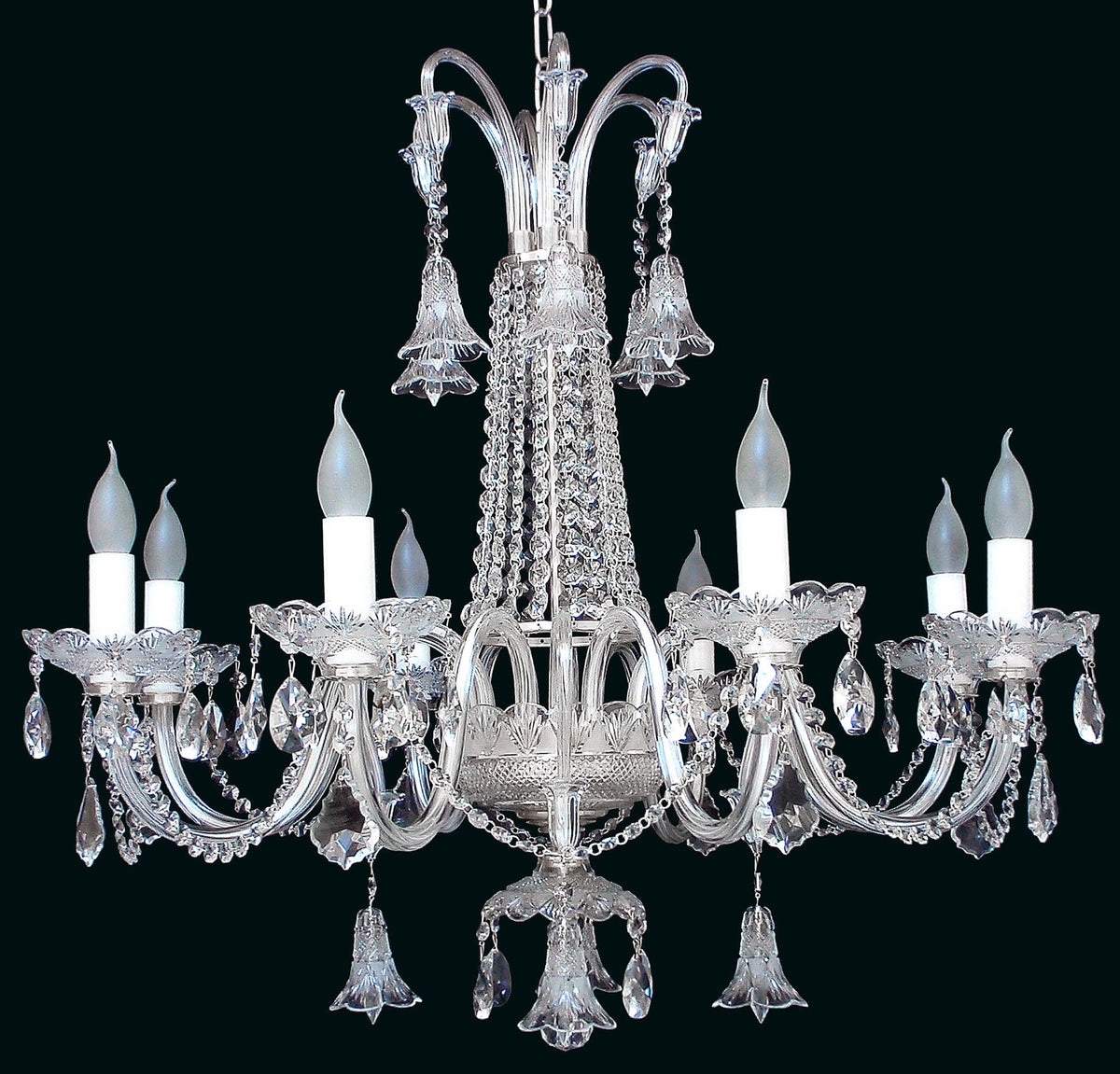 Vue d'ensemble du lustre suspendu, mettant en valeur la symétrie des huit bras