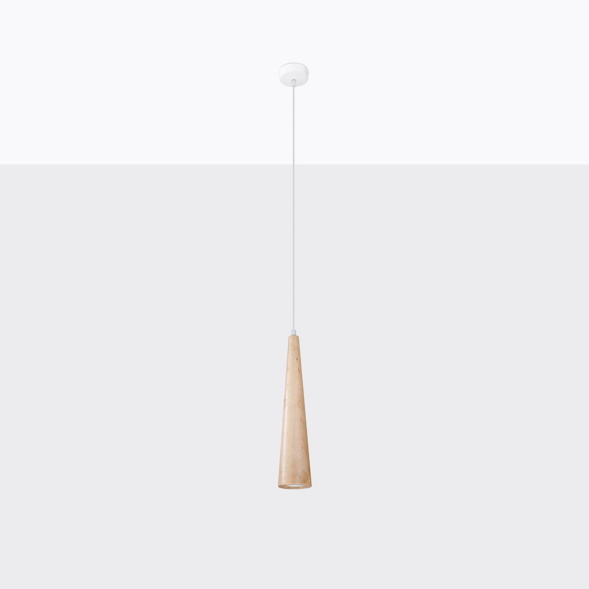 Vue de face du luminaire suspendu en bois naturel sur fond gris clair dégradé.