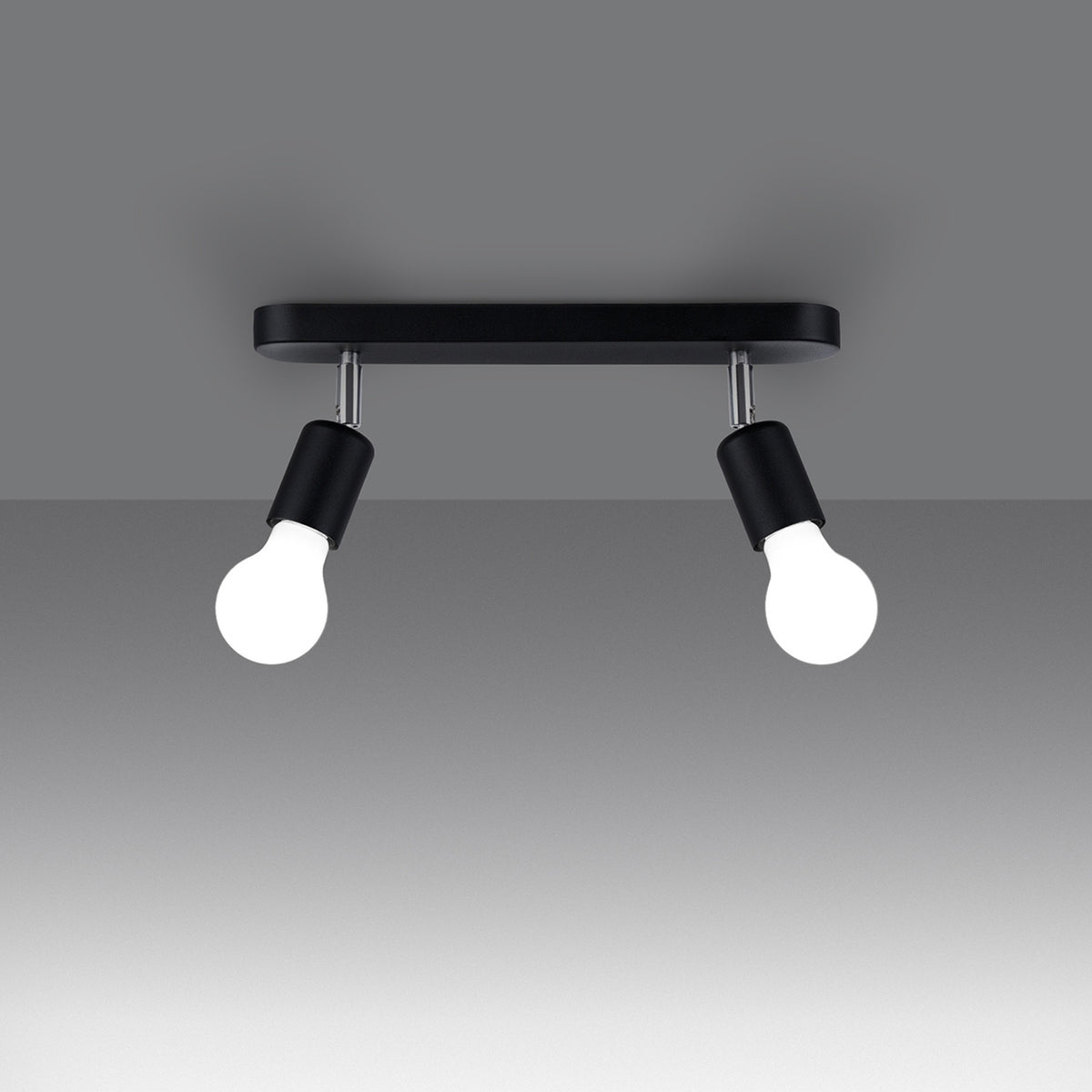 Luminaire allumé fixé au plafond, éclairant la pièce en ambiance sombre