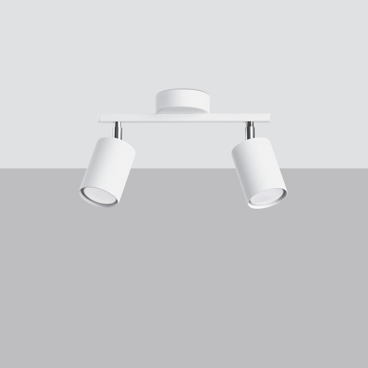 Vue de face du plafonnier blanc deux spots orientables sur fond gris clair.