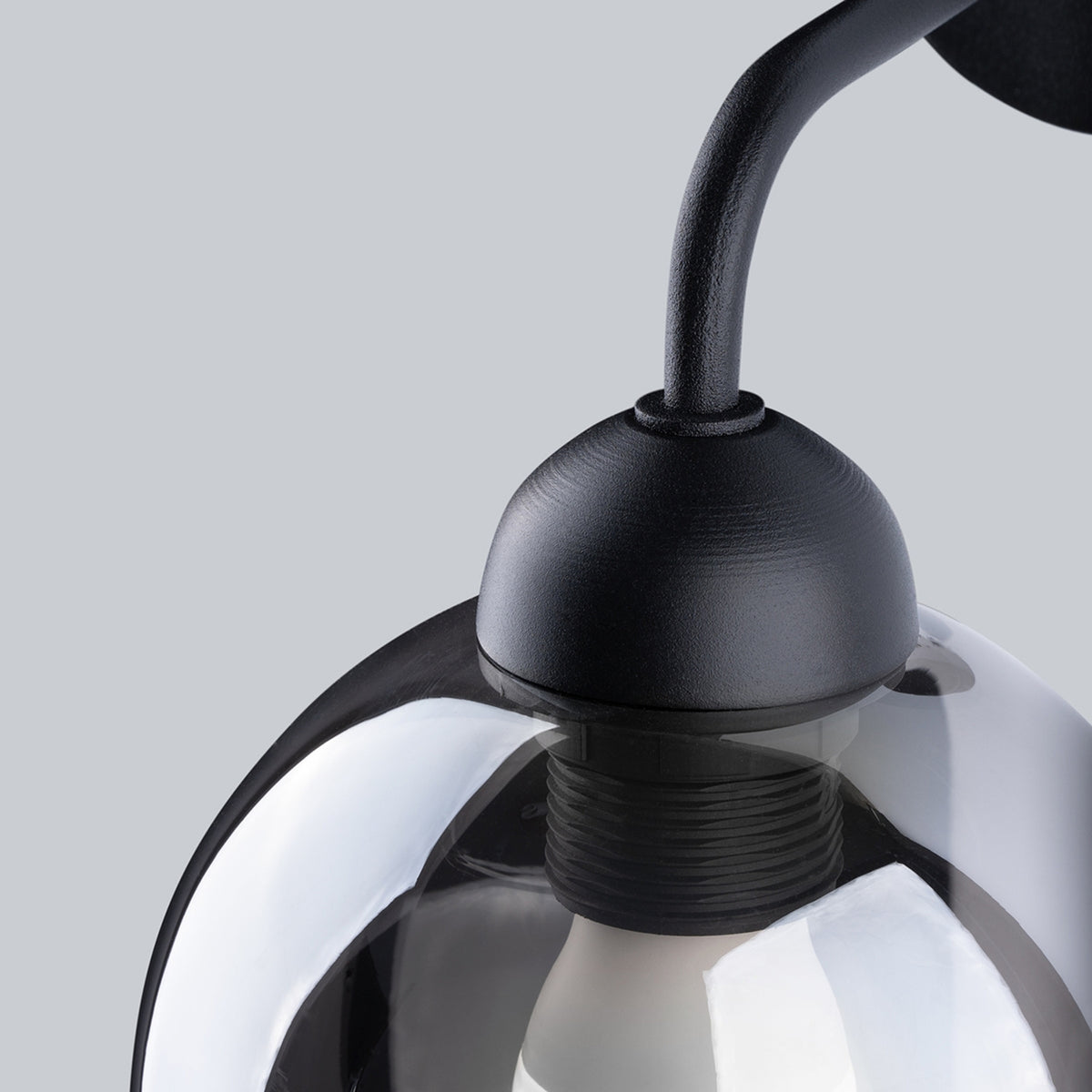 Détail de la douille noire filetée et du verre transparent, finition mate du support.