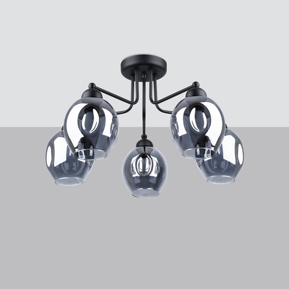 Même luminaire présenté en studio sur fond gris clair, éclairage doux.