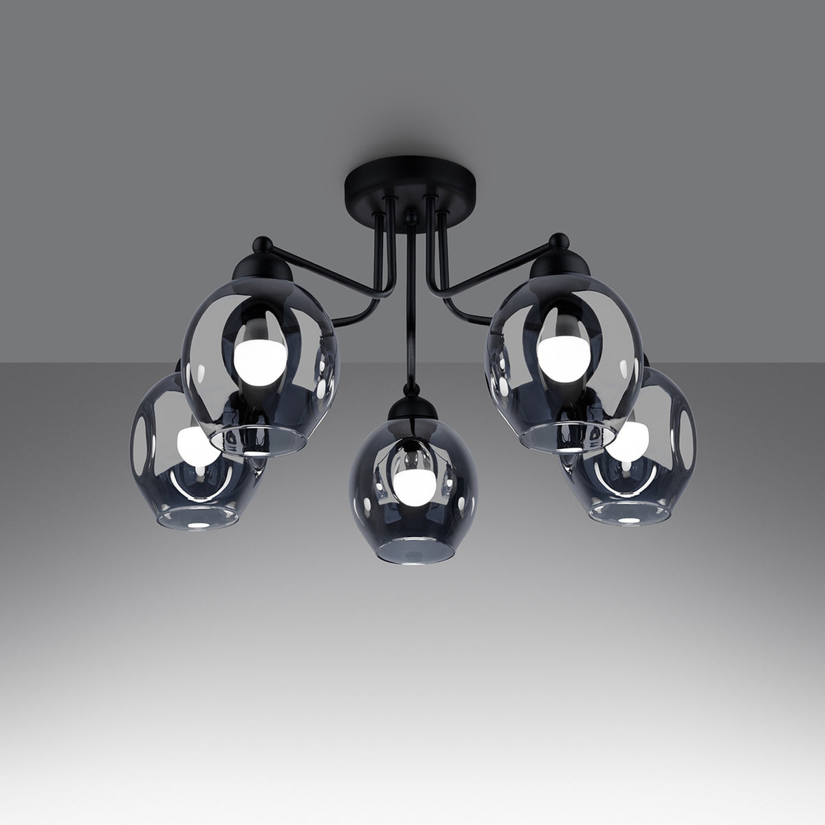 Plafonnier cinq lampes allumées, verre fumé transparent, ampoules visibles.