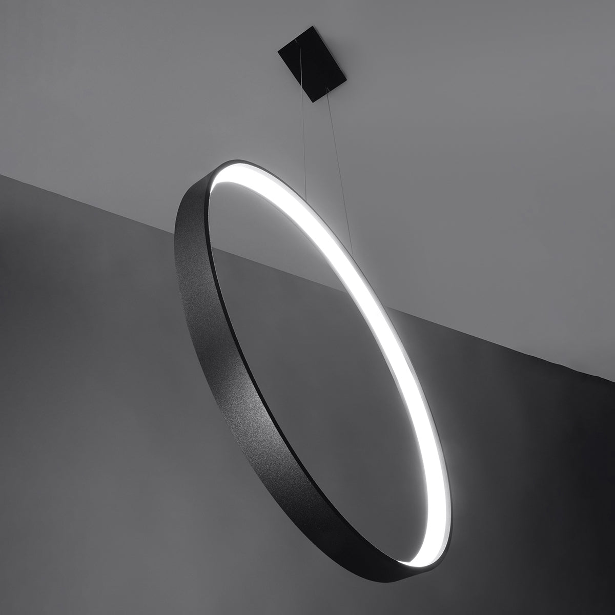 Vue en perspective de l'anneau incliné, finition noire et diffuseur lumineux