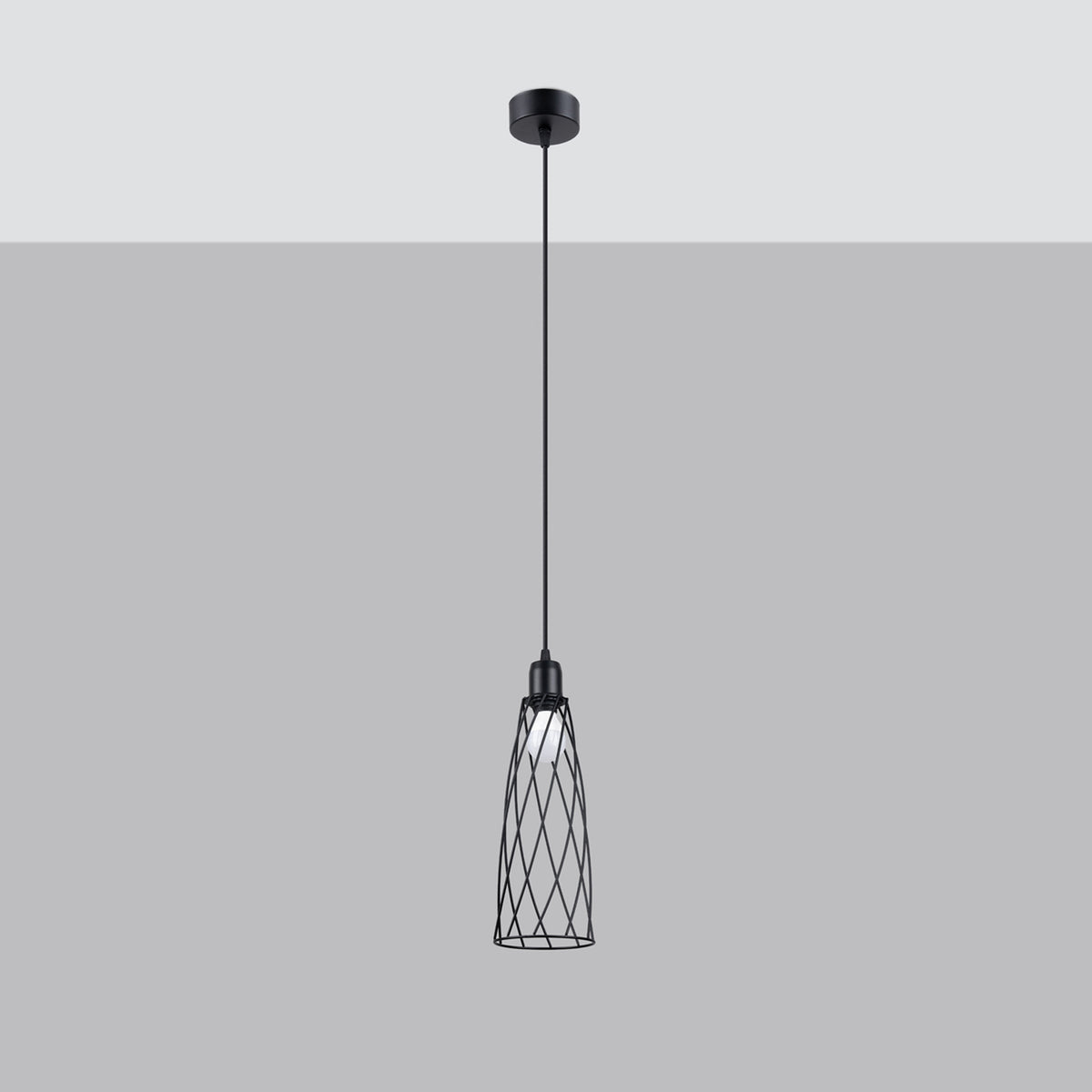 Lampe suspendue noire présentée sur fond gris, vue d'ensemble du produit.