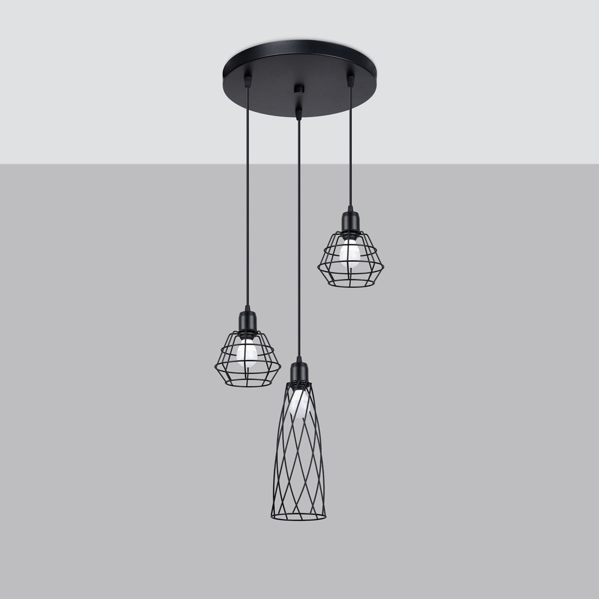 Même luminaire présenté sur fond gris clair, câbles et cages alignés.