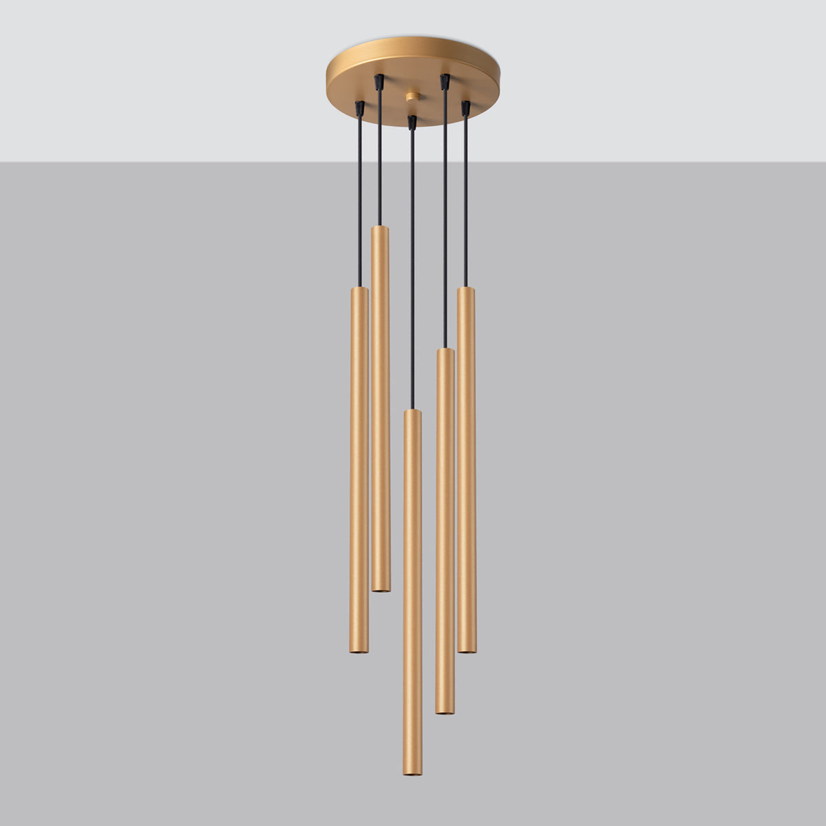 Vue de face sur fond gris du luminaire à cinq suspensions cylindriques dorées.