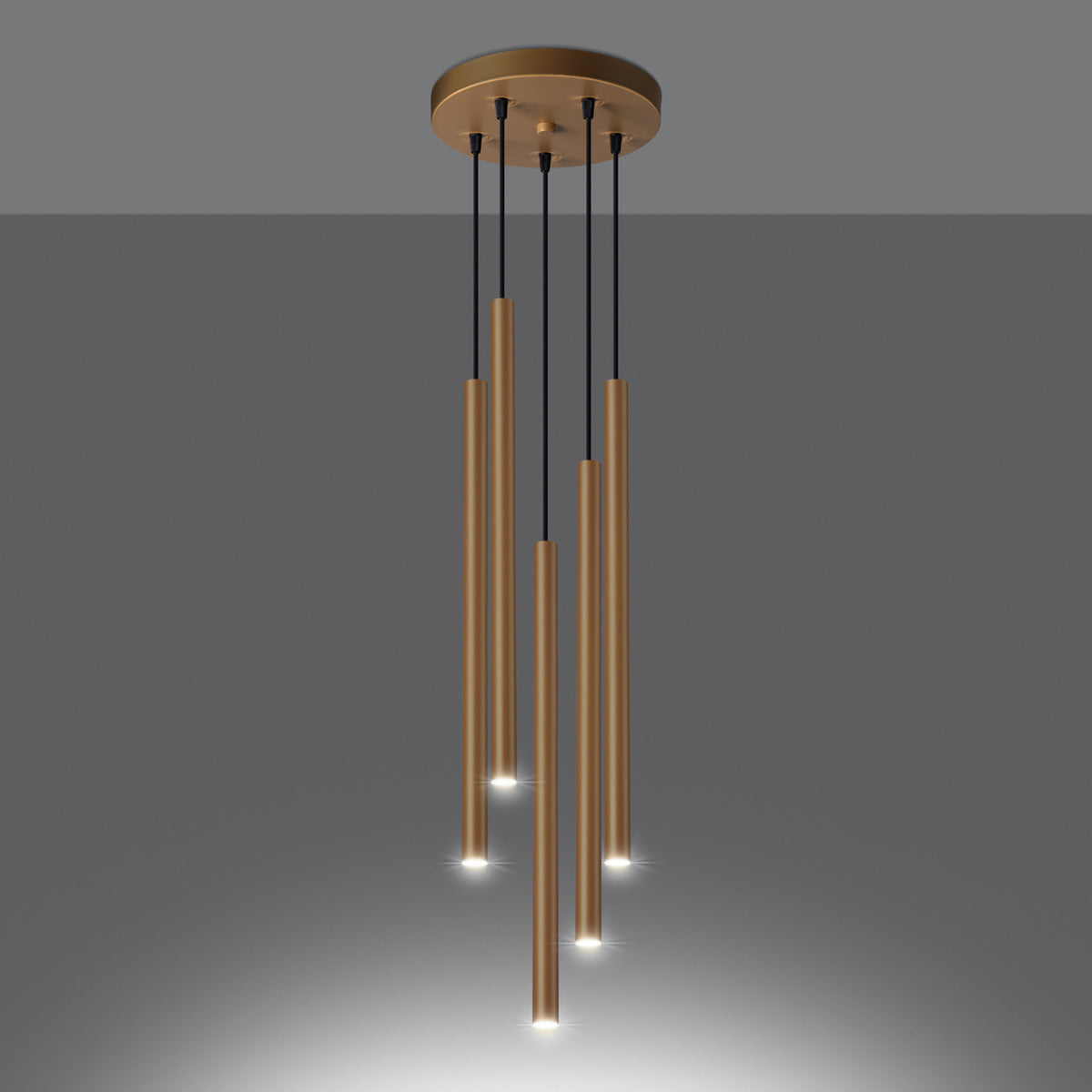 Mise en ambiance du luminaire allumé, éclairant vers le bas dans une pièce sombre.