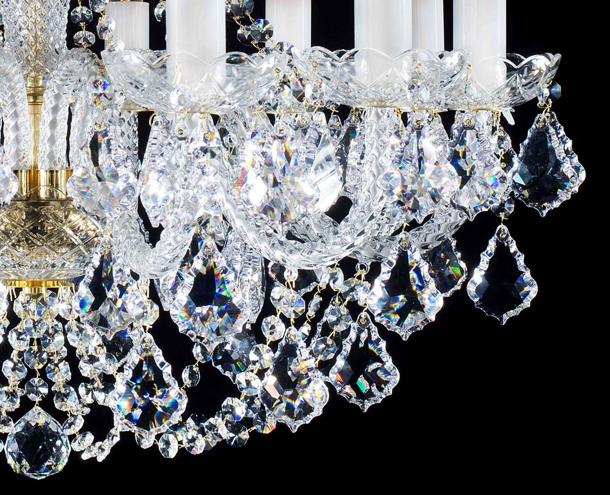 Détail des pendants de cristal facetté et des coupelles ciselées du lustre