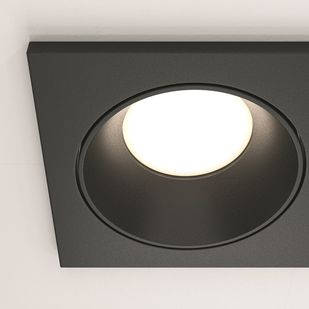 Détail du réflecteur circulaire noir et du diffuseur blanc éclairé sous un autre angle