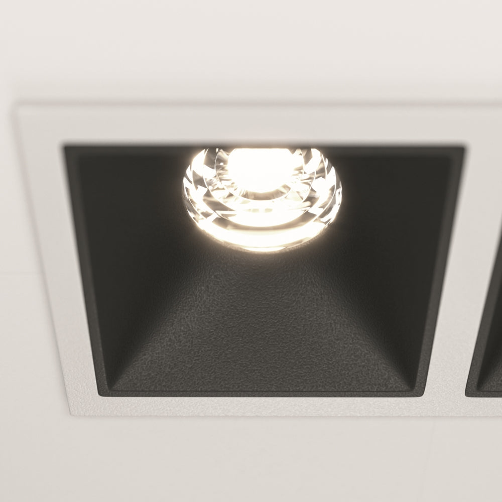 Détail du cône noir et de la lentille LED allumée sur le spot carré