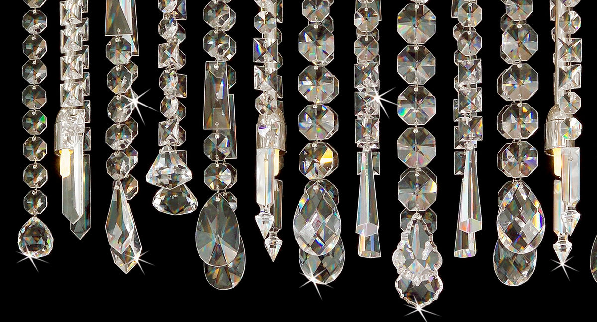 Détail rapproché des pendants en cristal facetté et des gouttes taillées réfléchissant la lumière
