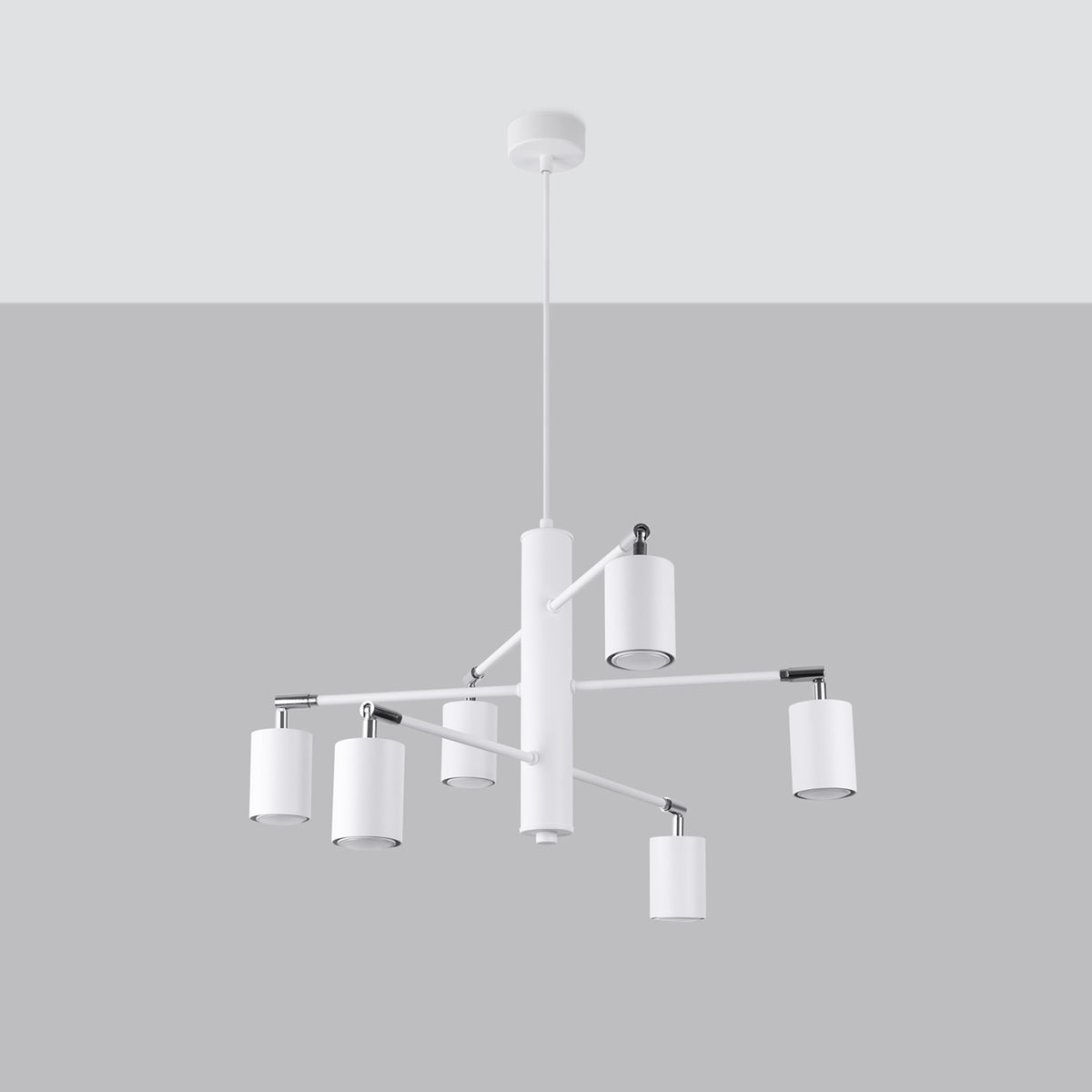 Même luminaire suspendu blanc sur fond gris, structure centrale et six projecteurs cylindriques réglables.